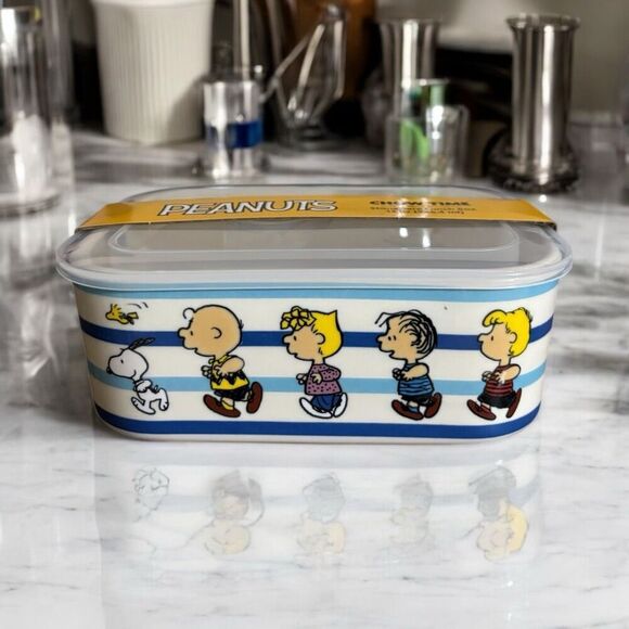 Peanuts Snoopy & The Gang CHOW TIME 32 oz Stoneware Lunch Box Storage & Lid NEW - Picture 1 of 4